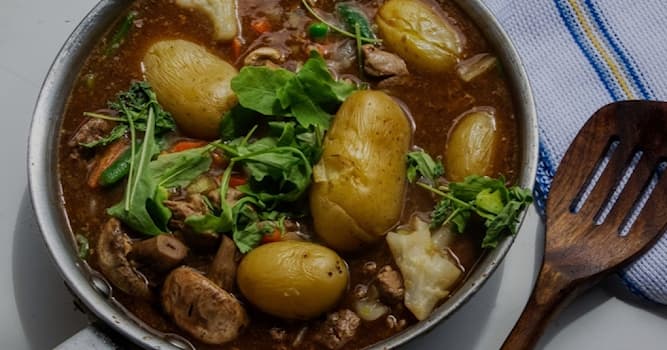 Culture Question: Quels morceaux de viande sont utilisés pour cuisiner de l'alicuit dans le Gers ?