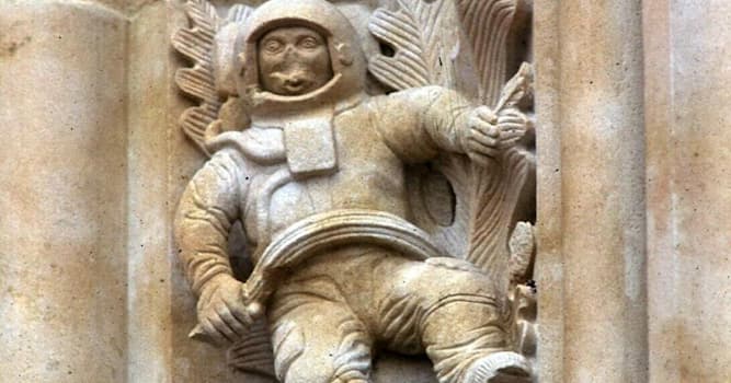 Cultuur Trivia Vraag: In welke stad is de gothische kathedraal versierd met een afbeelding van een astronaut?