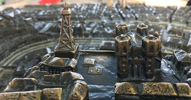 Aardrijkskunde Trivia Vraag: Van welke Franse stad is dit een koperen maquette?