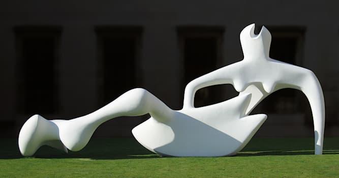 Cultuur Trivia Vraag: Welke Britse beeldhower staat bekend om zijn grote abstracte bronzen en marmeren sculpturen?