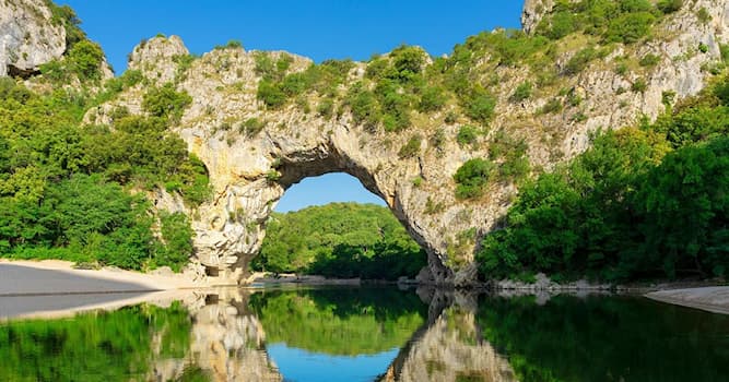 Aardrijkskunde Trivia Vraag: Welke rivier stroomt er onder deze bekende Franse natuurlijke brug?