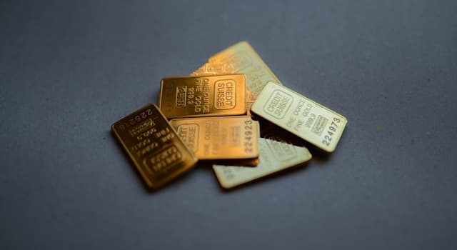 Samhälle Triviafråga: Vilken ädelmetall används ofta i investeringar och anses som en trygg hamn vid ekonomisk osäkerhet?