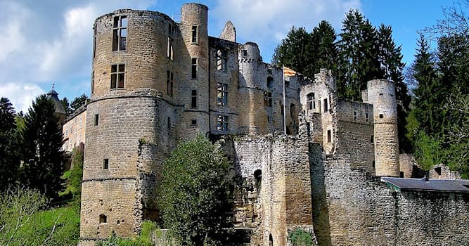 Aardrijkskunde Trivia Vraag: Hoe heet deze bekende kasteelruïne in het Groothertogdom Luxemburg?