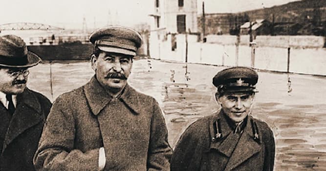 История Вопрос: Почему Сталин держал руку под пальто?
