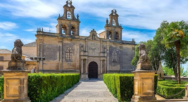 Culture Question: Quel monument emblématique se trouve sur la place Vázquez de Molina à Úbeda ?