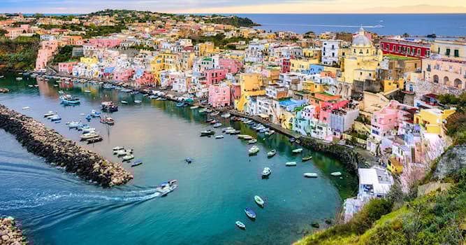 Aardrijkskunde Trivia Vraag: Waar werd (naast Salina waar het verhaal plaatsvindt) de Italiaanse film Il Postino (De Postbode) opgenomen?