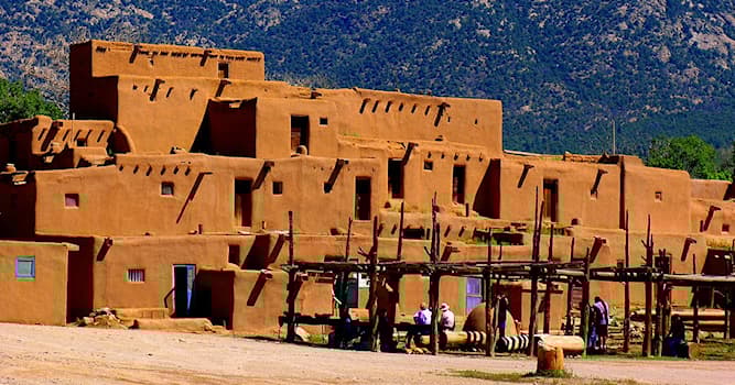 Aardrijkskunde Trivia Vraag: Welke Amerikaanse stad staat bekend om zijn adobe-woningen?