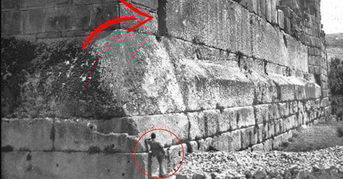 Aardrijkskunde Trivia Vraag: Welke archeologische site staat bekend om de megalistische steenblokken die er gebruikt zijn?