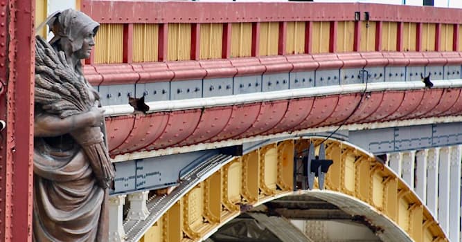 Cultuur Trivia Vraag: Welke brug in Londen staat bekend om de monumentale bronzen beelden die de pijlers versieren?