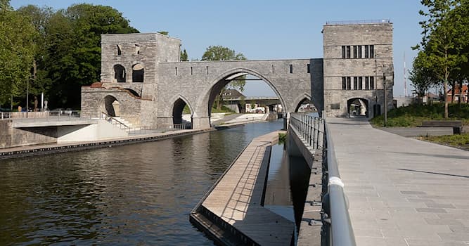 Aardrijkskunde Trivia Vraag: In welke Belgische stad bezvindt zich deze bekende brug?
