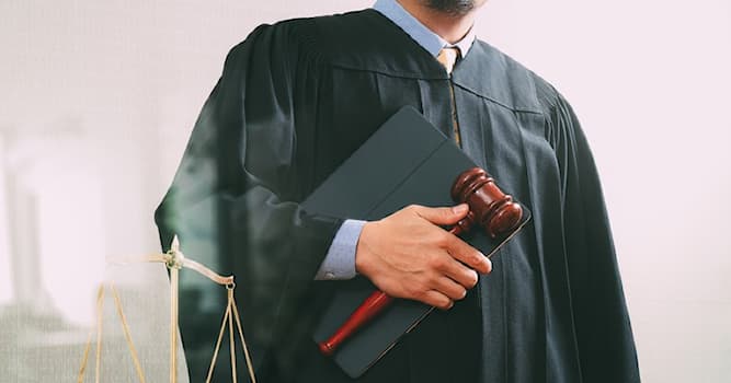 społeczeństwo Pytanie-Ciekawostka: Jaki kolor togi nosi w Polsce prokurator?