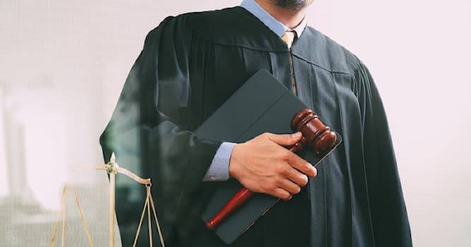 społeczeństwo Pytanie-Ciekawostka: Jaki kolor togi nosi w Polsce sędzia?