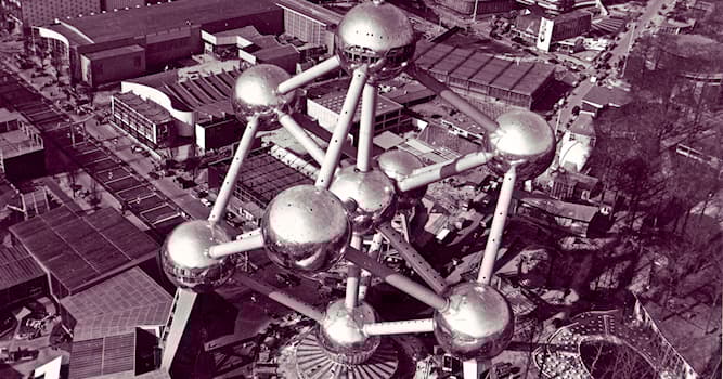 Maatschappij Trivia Vraag: Met welk materiaal werden de bollen van het Atomium, in Brussel, oorspronkelijk bekleed?