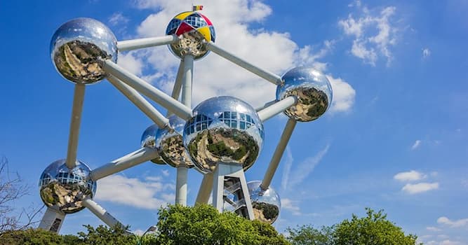 Wetenschap Trivia Vraag: Met welk materiaal zijn de bollen van het Atomium, in Brussel, bekleed sinds de restauratie in 2004?