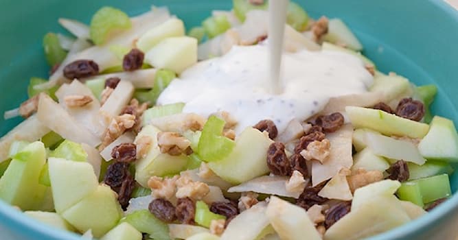 Maatschappij Trivia Vraag: Wat maakt geen deel uit van het traditionele recept voor waldorfsalade?