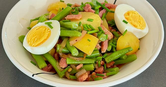 Maatschappij Trivia Vraag: Welke salade bestaat uit aardappelen, groene bonen en spekreepjes, overgoten met een zoetzure dressing?