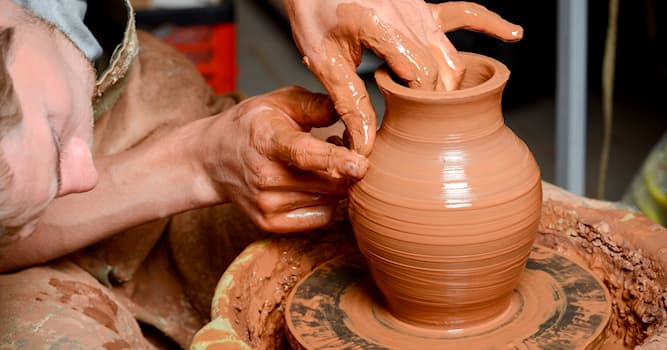 Культура Запитання-цікавинка: З яким матеріалом працює гончар?