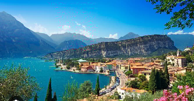 Geografia Domande: Quanto è profondo il lago di Garda ?