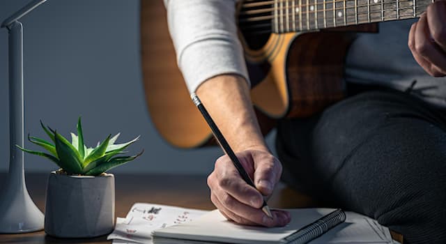Cultuur Trivia Vraag: Hoe noem je iemand die liedjes schrijft?