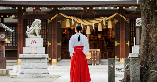 Cultuur Trivia Vraag: Hoe heten de jonge vrouwen die in Shinto-tempels witte en rode kleding dragen en spirituele taken verrichten?