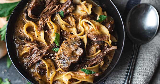 społeczeństwo Pytanie-Ciekawostka: Jakiego rodzaju mięsa używa się do przyrządzenia Beef Stroganoff?