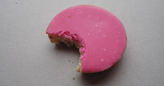 Maatschappij Trivia Vraag: Wat kunnen fabrikanten en bakkers gebruiken om de roze kleur in het fondant te krijgen op de afgebeelde koek?