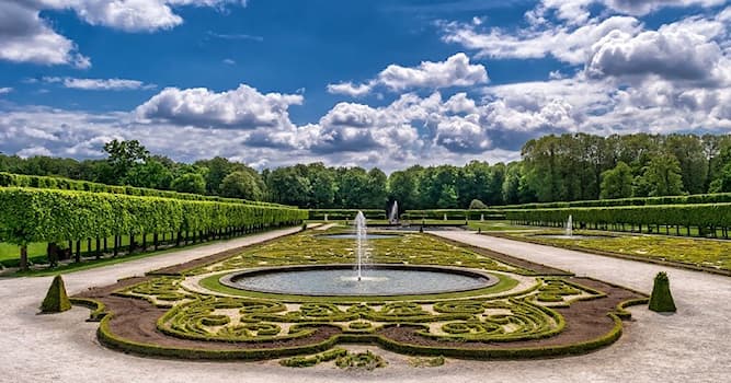 Культура Вопрос: Что, согласно популярной примете, надо бросить в водоём, чтобы вернуться в это же место?