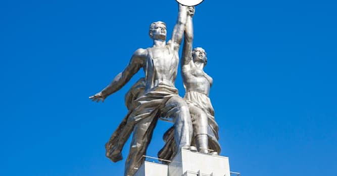 Культура Вопрос: Какой инструмент держит в руках рабочий в известной скульптурной группе В. Мухиной?