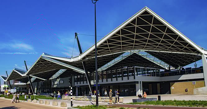 Maatschappij Trivia Vraag: Van welke Nederlandse stad zie je hier het Centraal Station?