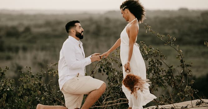 Cultuur Trivia Vraag: Waar vindt de traditie van een man die op één knie gaat voor een huwelijksaanzoek zijn oorsprong?