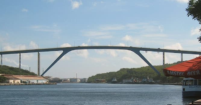 Maatschappij Trivia Vraag: Wat is de naam van deze boogbrug die de Sint Annabaai overspand te Willemstad, Curaçao?