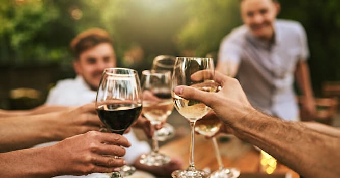 społeczeństwo Pytanie-Ciekawostka: Dlaczego wznosimy toasty?