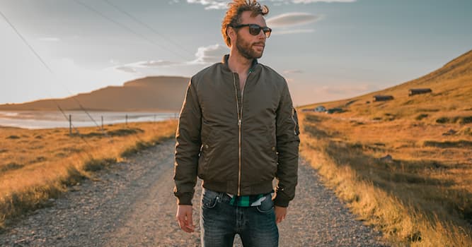 Gesellschaft Wissensfrage: Wie heißt die Art von Jacke, die auf dem Foto zu sehen ist?