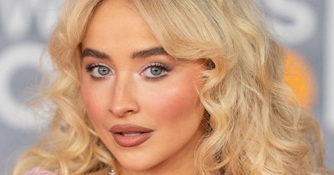 Cultuur Trivia Vraag: De zangeres Sabrina Carpenter, hoe lang is ze eigenlijk?